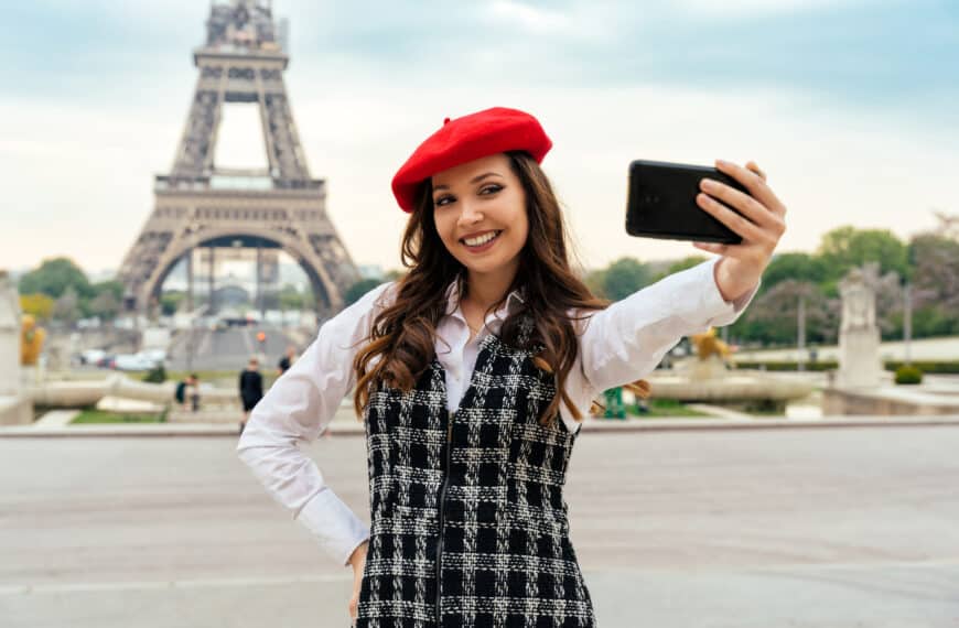 woman selfie eiffel tower paris
